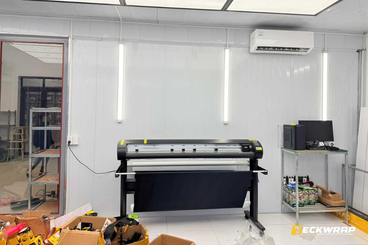 Máy móc trang thiết bị chuyên dụng để cắt decal chính xác nhất theo từng dòng xe