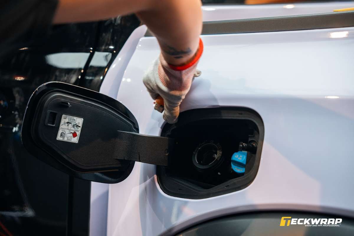 Chi phí dán đổi màu xe ô tô khác nhau tùy thuộc vào dòng decal, màu sắc, dòng xe,...