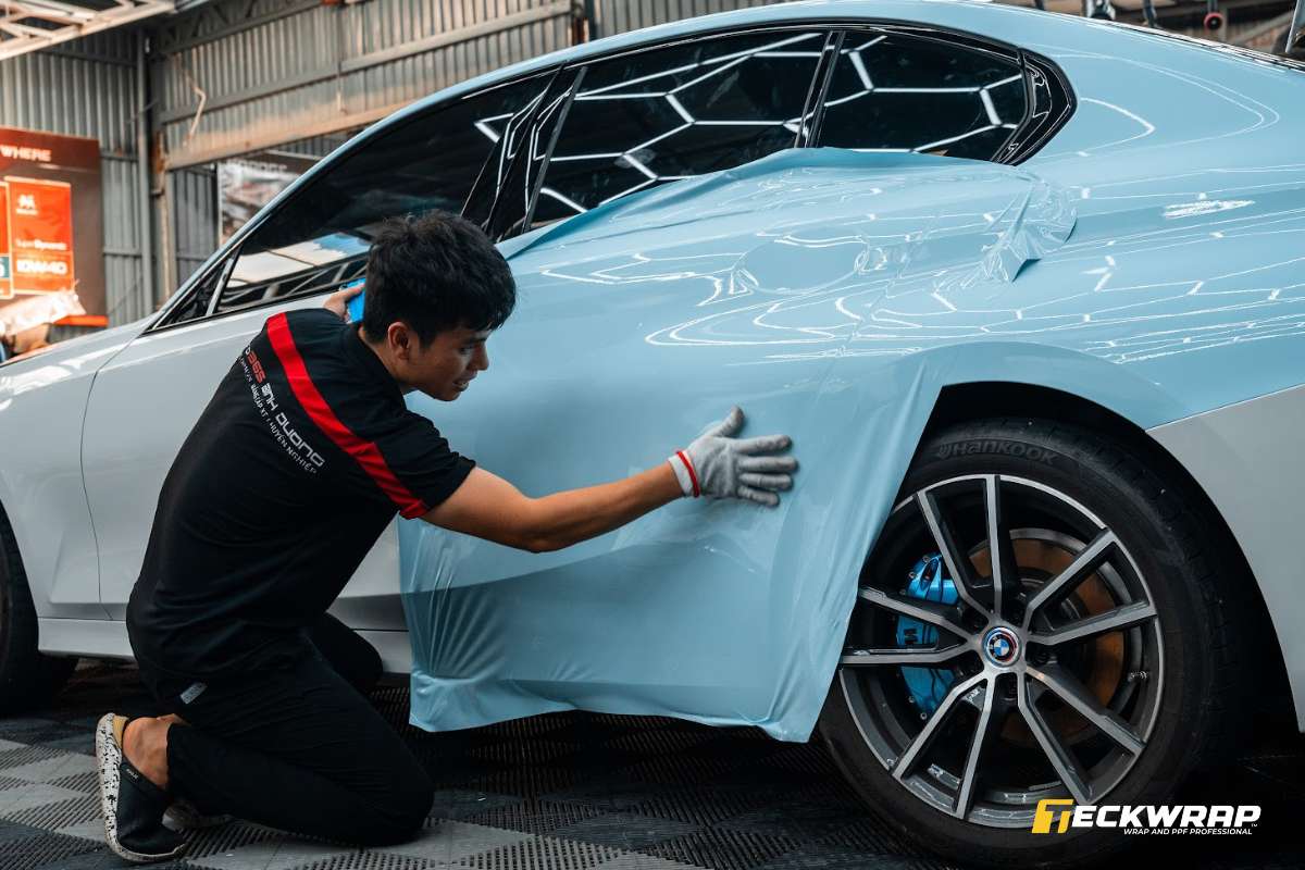 Vậy dán decal hay đổi màu sơn ô tô thi công nhanh hơn?