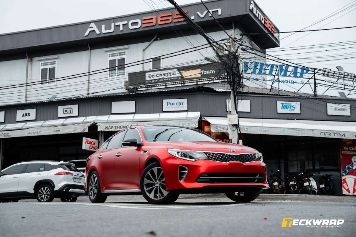 Dán decal hay đổi màu sơn ô tô đều có những ưu điểm riêng