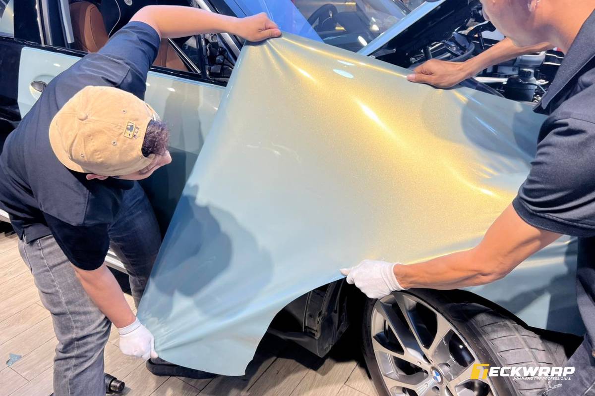 Dán decal chuyển sắc Teckwrap đỏi hỏi kỹ thuật và kinh nghiệm cao