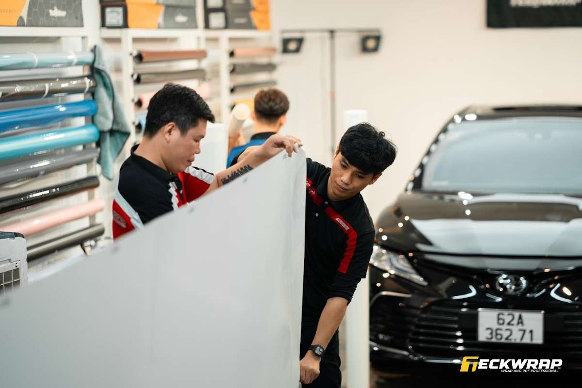 Thi công dán PPF trong phòng chuyên dụng để tránh bụi bẩn, ánh nắng mặt trời