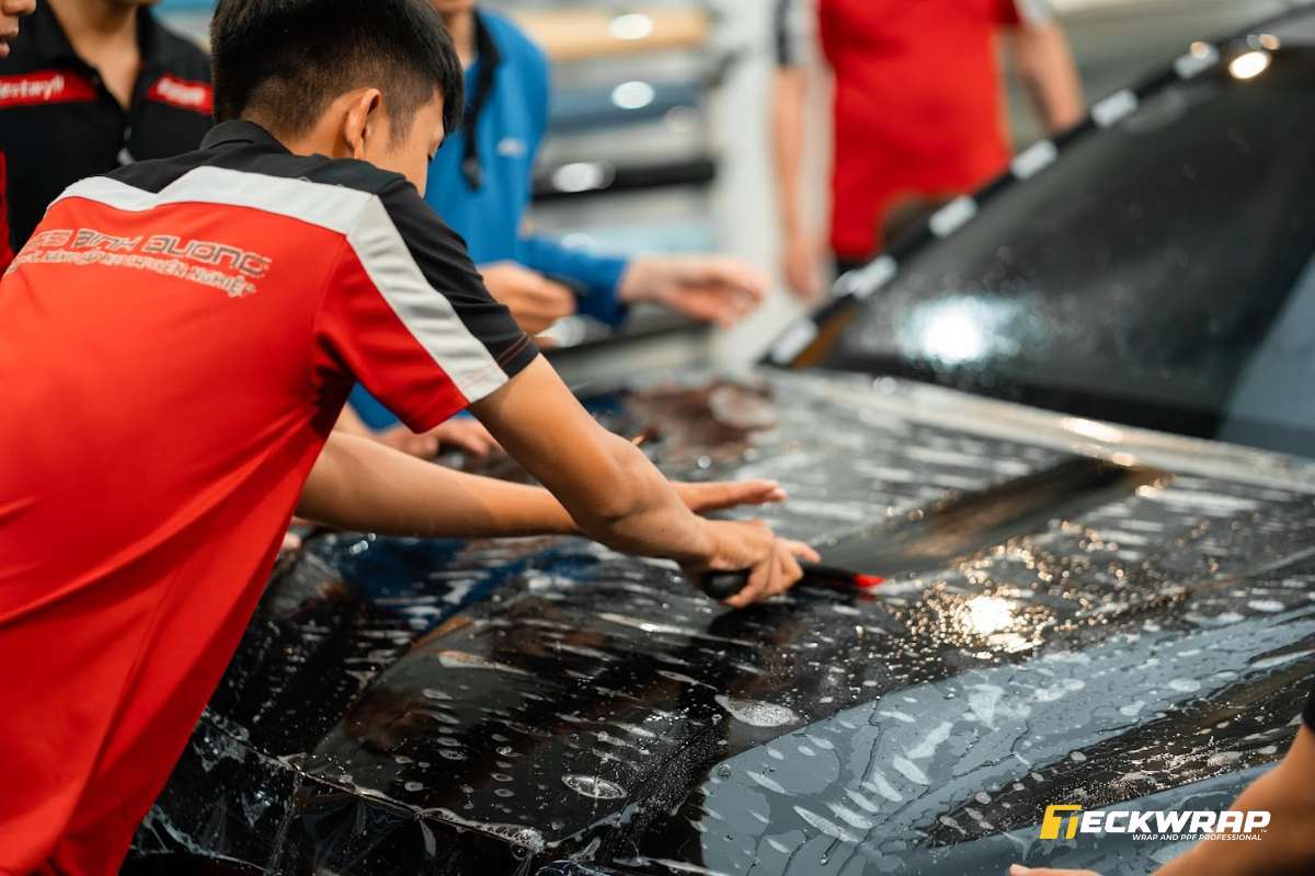 PPF đóng vai trò như một "lớp giáp" bảo vệ bề mặt sơn zin tránh trầy xước, bám bụi, phai màu,...