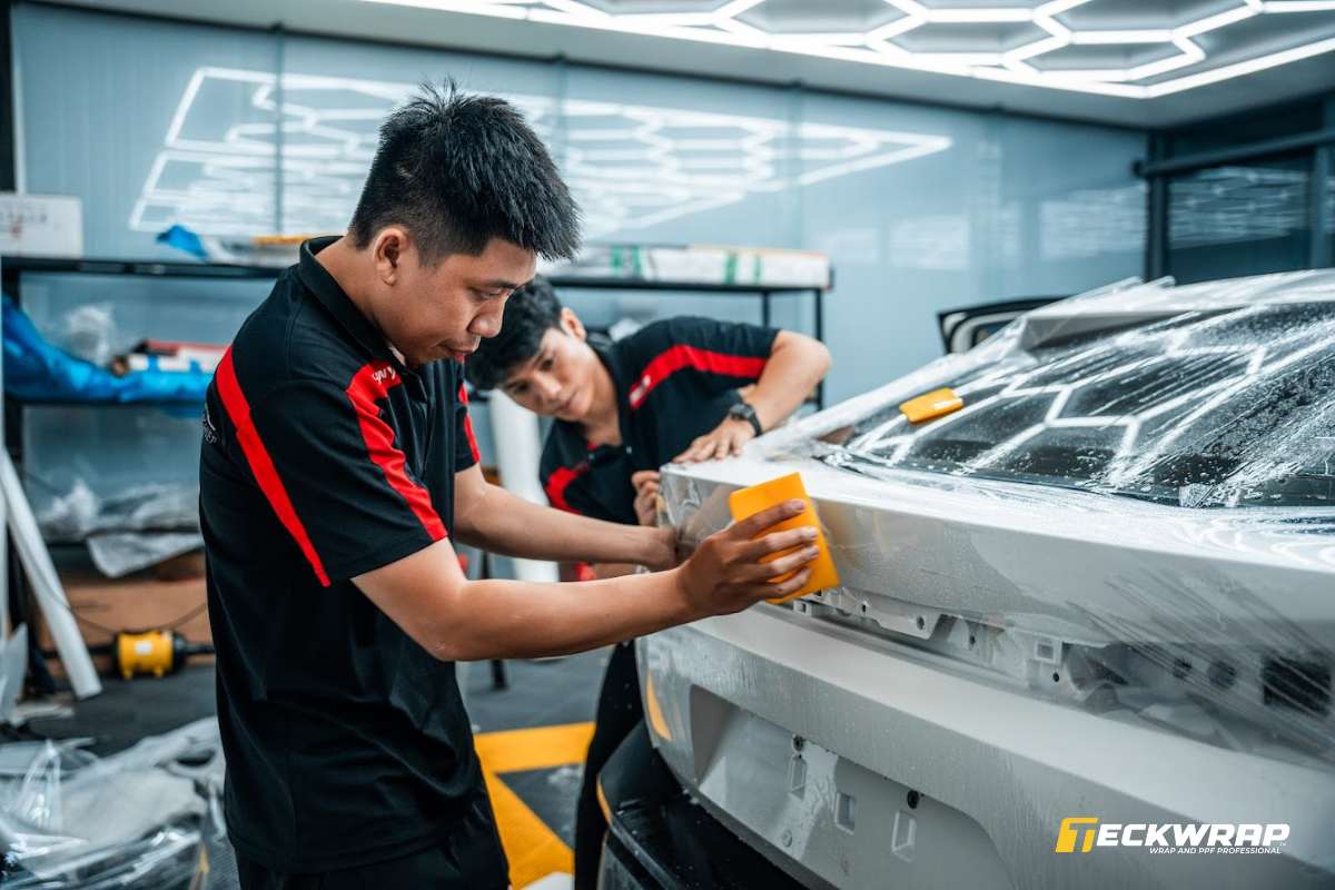 Lưu ý khi dán PPF cần đúng kỹ thuật để tránh để lại bọt khí kém thẩm mỹ trên xe