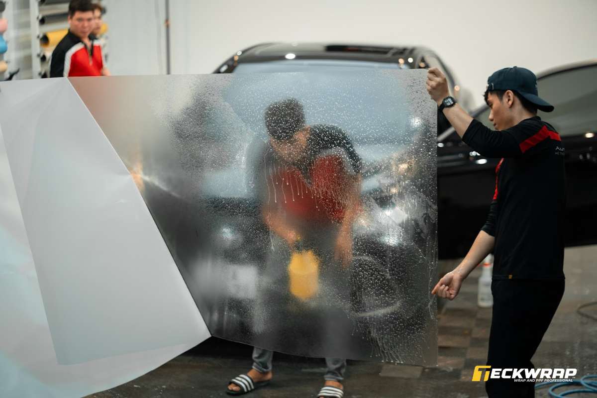 Vệ sinh sạch sẽ ô tô trước khi tiến hành dán PPF lên bề mặt xe
